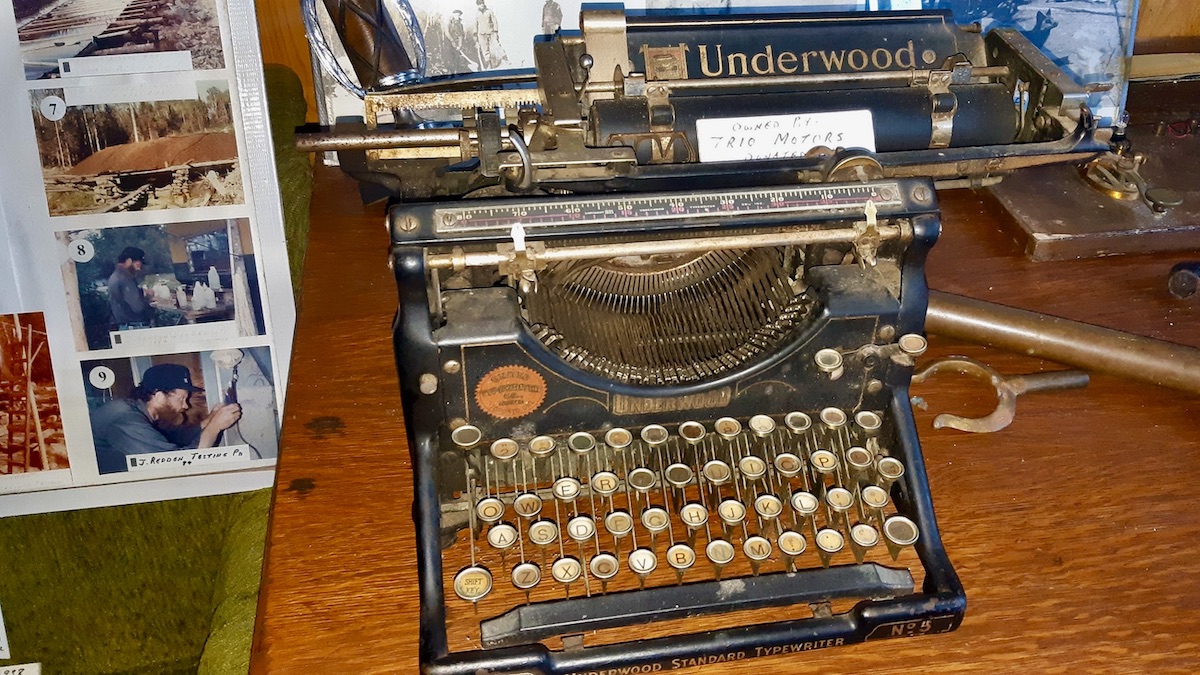 The Underwood Standard No. 5 isn’t just a typewriter—it’s a piece of history that shaped modern offices. Its sturdy design and “visible writing” innovation made it a timeless icon of productivity and style.