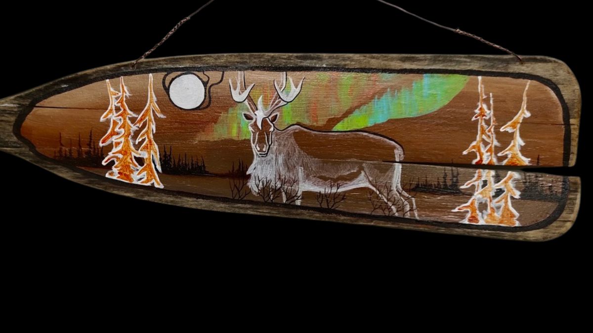 This beautiful wildlife-themed paddle, painted by Borups Corners artist Leanne Nicholson, captures the beauty and spirit of the natural world. Rich in detail and colour, it transforms a simple paddle into a striking celebration of wildlife and the outdoors.