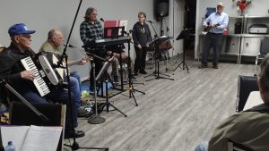 Explore the world of live music! This article clarifies the difference between open mics and jam sessions, offering insights for musicians looking to perform or collaborate. Plus, tips for organizers.