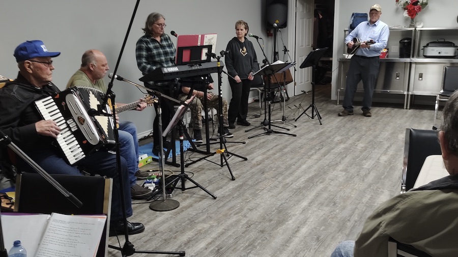 Explore the world of live music! This article clarifies the difference between open mics and jam sessions, offering insights for musicians looking to perform or collaborate. Plus, tips for organizers.