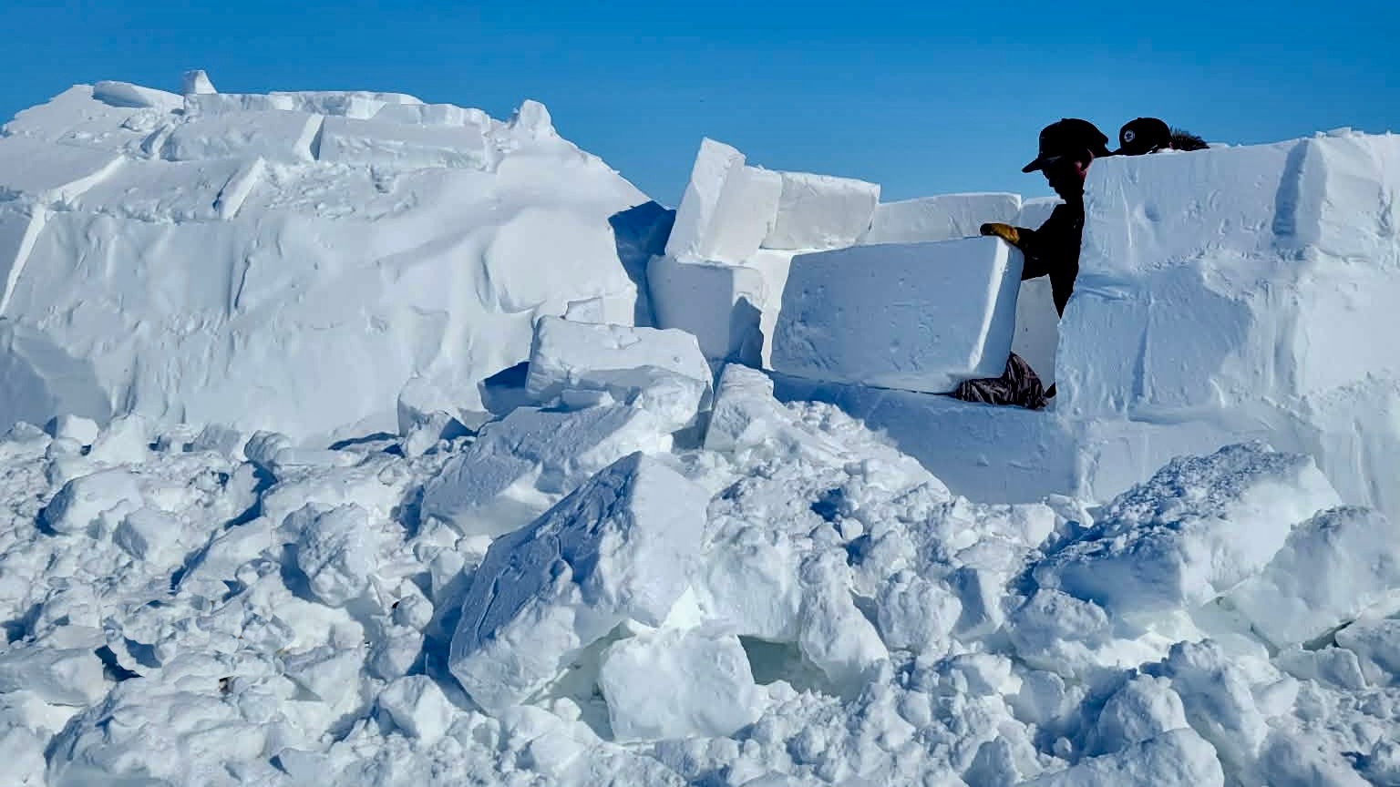 Building an Igluvigaq (Snow House)